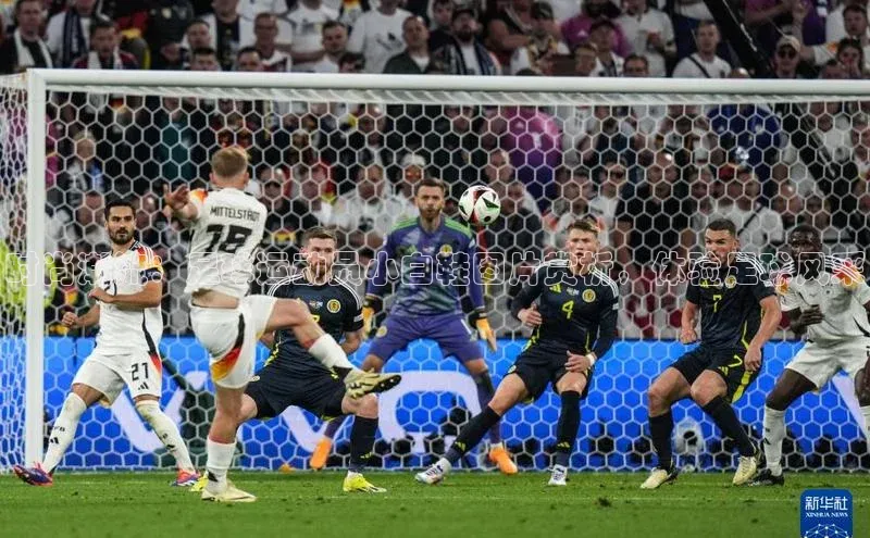 天富测速网页版登录入口光魔科技时尚潮流：足球运动员小白鞋图片赏析，体验足球风采